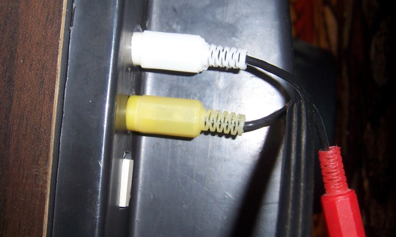 Рис. 9. Самодельный вход аудио/видео и переключатель сзади ТВ. Рис. 9. Самодельный вход аудио/видео и переключатель сзади ТВ.