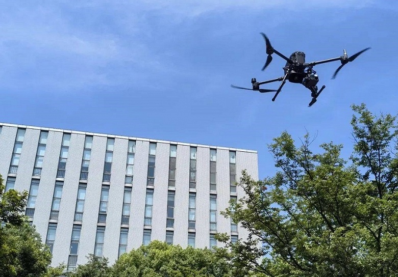 Больше трех не собираться: в Шанхае за соблюдением антиковидных мер следят дроны