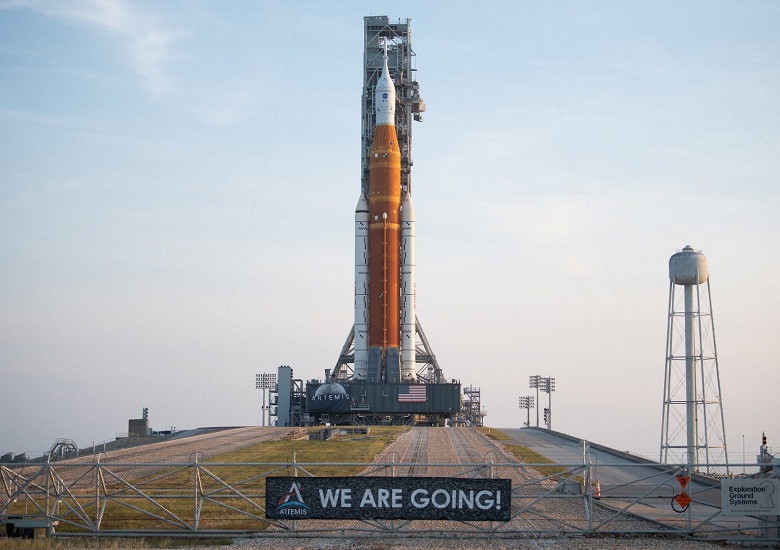 Американцы установили на стартовую площадку самую мощную ракету-носитель в мире на данный момент. SLS должна совершить свой первый полёт 29 августа