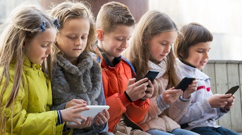 Роспотребнадзор: ограничения по использованию телефонов в учебных целях действуют уже год