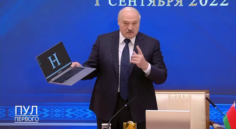 Лукашенко представил первый белорусский ноутбук. Правда, белорусского в нём &mdash; только 12%