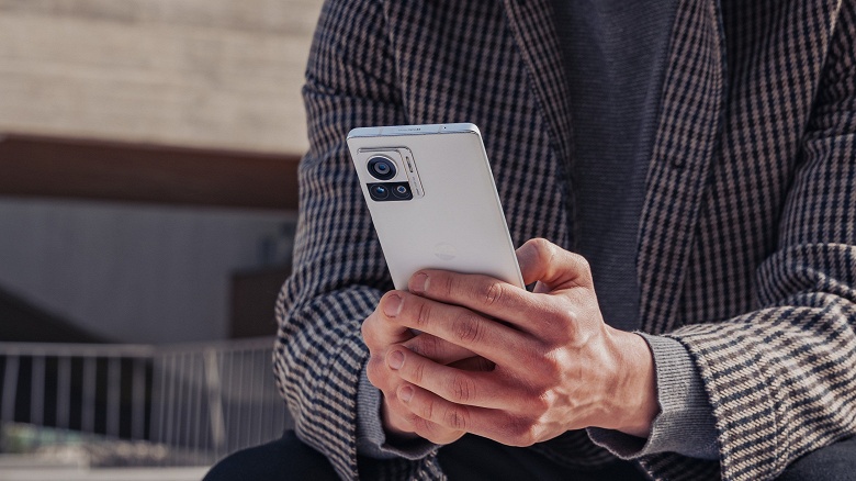 Motorola, а почему китайцам за 500 долларов, а европейцам за 900 евро? Представлен 200-мегапиксельный Motorola Edge 30 Ultra для глобального рынка - 2 Motorola, а почему китайцам за 500 долларов, а европейцам за 900 евро? Представлен 200-мегапиксельный Motorola Edge 30 Ultra для глобального рынка