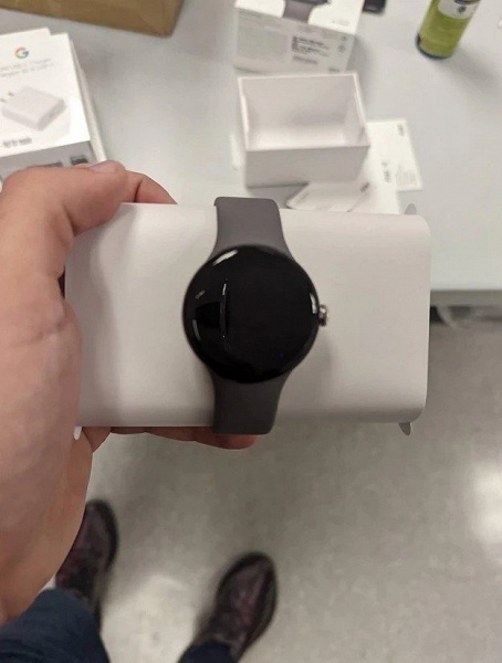 Фотографии первой распаковки умных часов Pixel Watch попали в Сеть. Для работы понадобится смартфон с Android 8.0 или новее