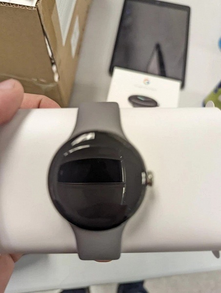 Фотографии первой распаковки умных часов Pixel Watch попали в Сеть. Для работы понадобится смартфон с Android 8.0 или новее