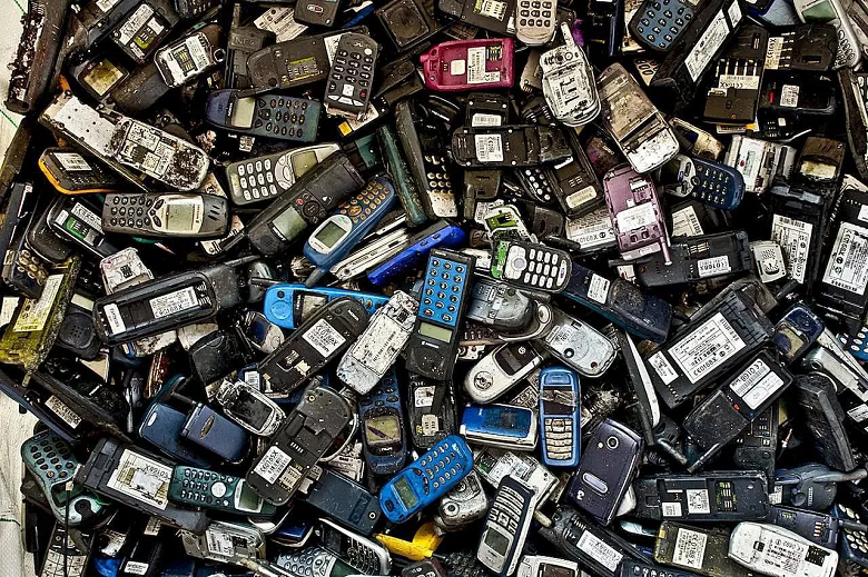 Стопка телефонов высотой 48 000 км — столько будет выброшено только в 2022 году