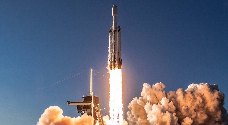 Эту ракету SpaceX не запускала более трёх лет. Falcon Heavy готовится к первому с середины 2019 года полёту