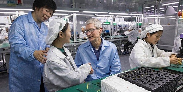 Часть рабочих завода Foxconn, на котором собирают iPhone, наконец-то смогла его покинуть. До этого работников несколько недель удерживали на предприятии из-за COVID-19