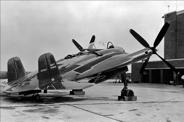 XF5U-1 с винтами от «Корсара» на стоянке