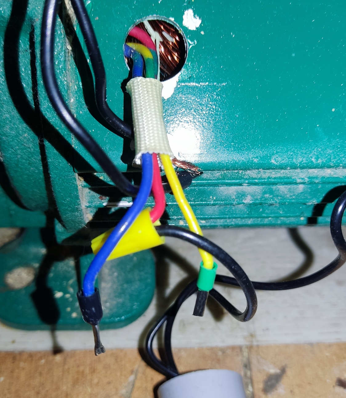Снял чёрную пластиковую крышку, под ней оказалось три провода и конденсатор (серый внизу)