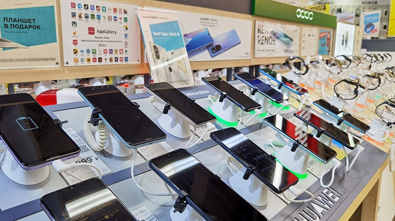 Магазины техники стали продавать услугу установки на смартфоны недоступных для скачивания приложений. Установка мобильного банка обойдется в 1-2 тыс. рублей