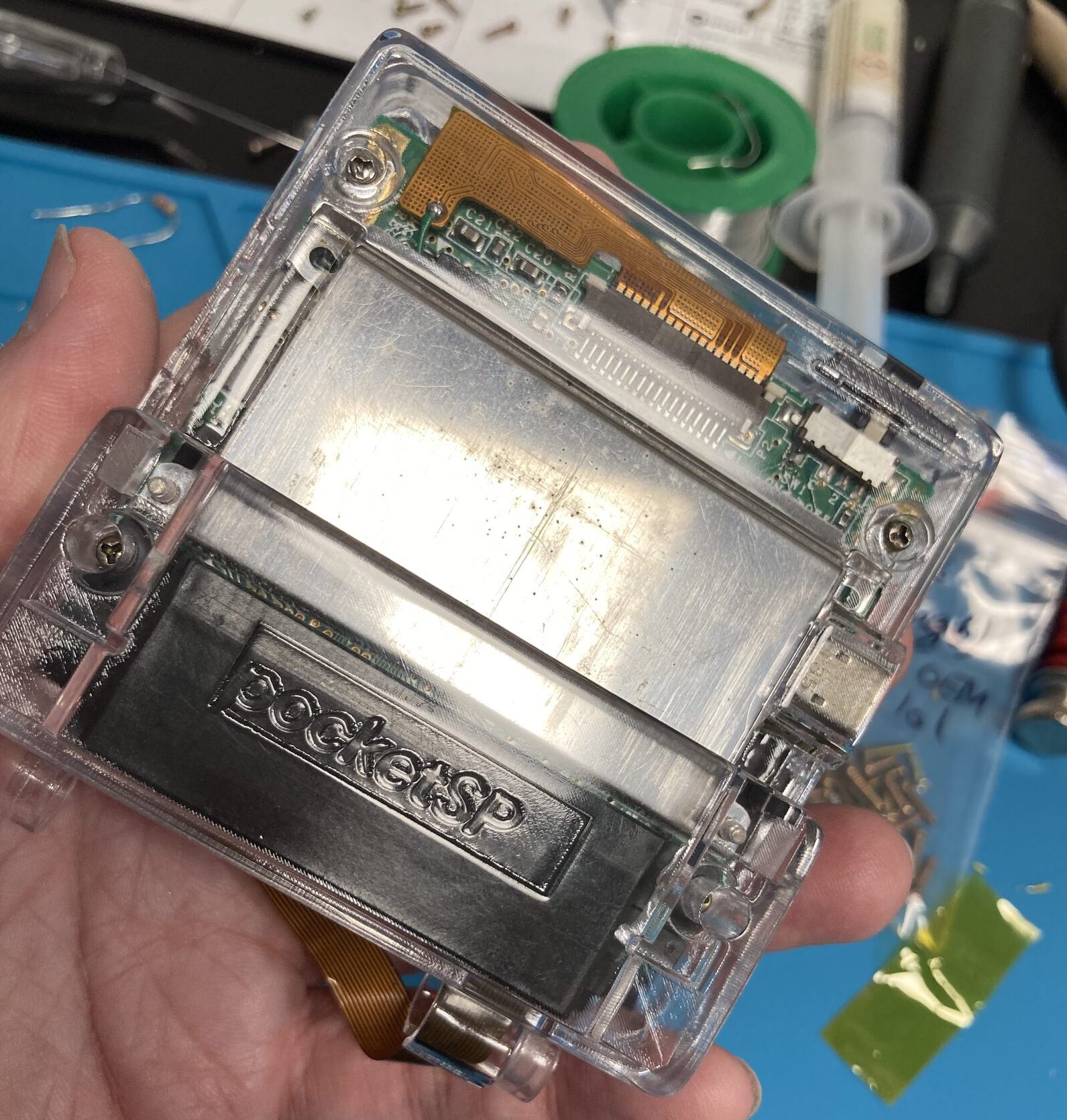 Энтузиастка модифицировала дизайн Game Boy Pocket, добавив в него шарниры - 26 Энтузиастка модифицировала дизайн Game Boy Pocket, добавив в него шарниры - 26