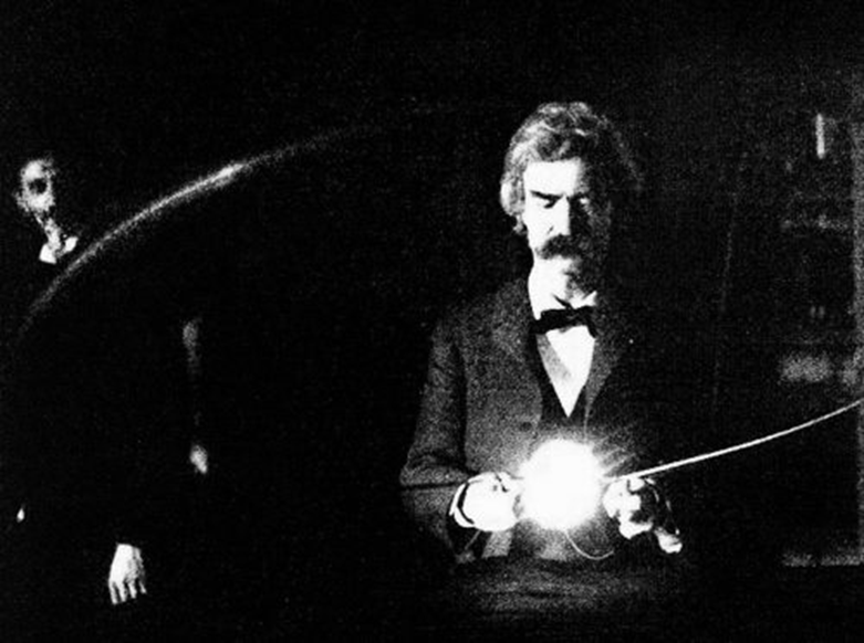 Марк Твен держит в руках люминисцентную лампу Теслы. Сам Тесла на заднем плане с рубильником. Фото 1895 года