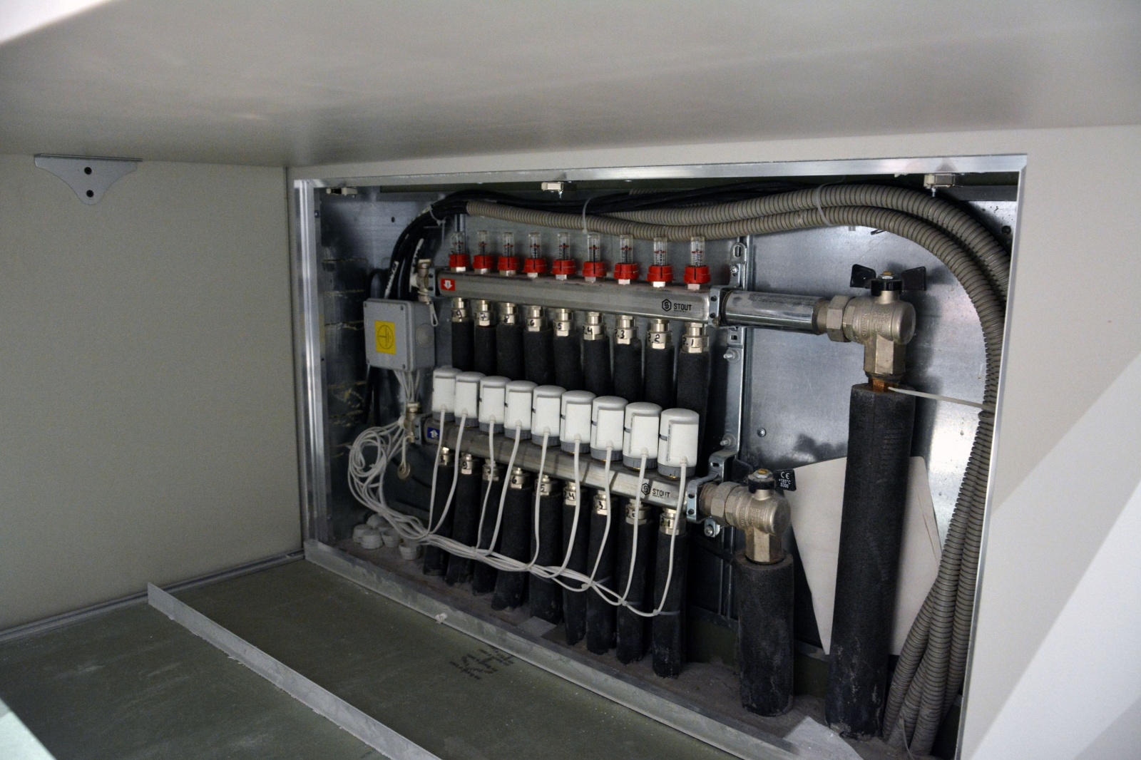 Гребенки с сервоприводами контуров отопления каждой комнаты Гребенки с сервоприводами контуров отопления каждой комнаты