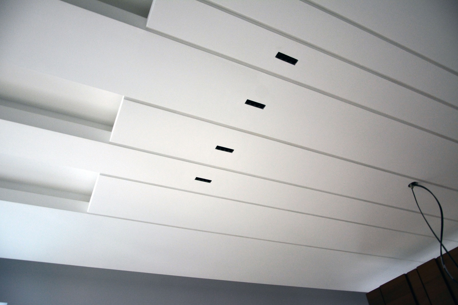 В щелях на потолке тоже «спрятались» светильники MS-ORIENT-BUILT-TRIMLESS-TC-S38x127-10W В щелях на потолке тоже «спрятались» светильники MS-ORIENT-BUILT-TRIMLESS-TC-S38x127-10W