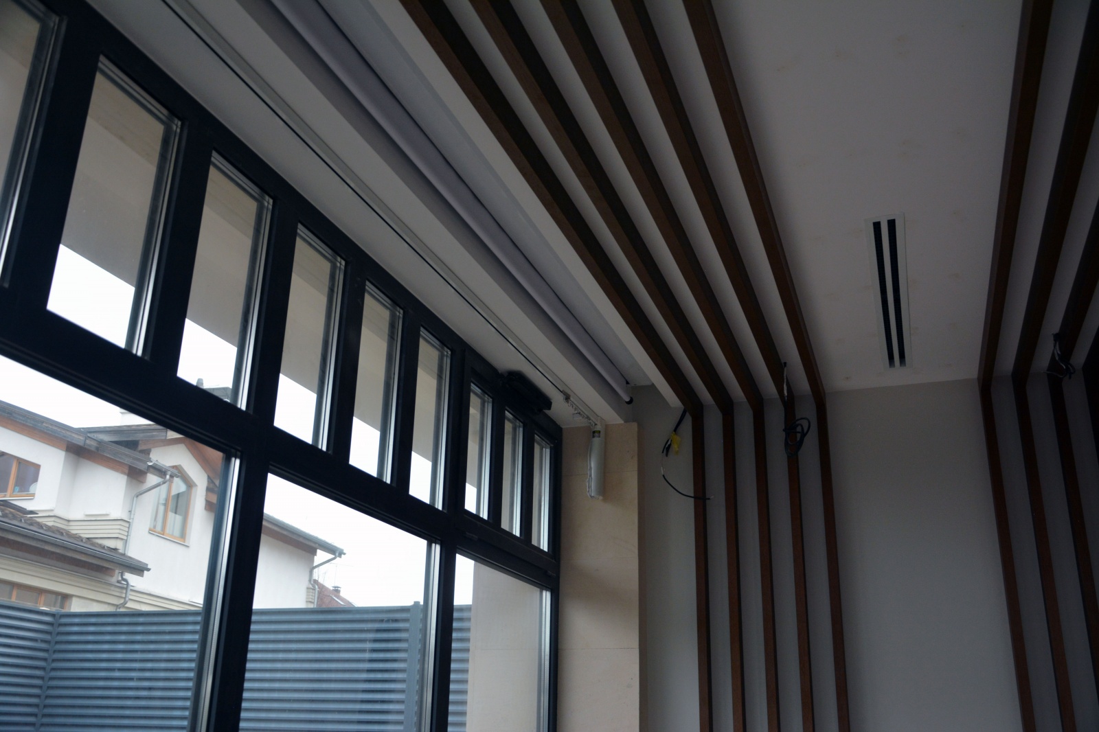 Окно в главной спальне. Белая коробочка в углу окна — это привод раздвижных штор, а рядом во всё окно — экран проектора с рулонным приводом. На этом окне нет тюли, только блэкаут Окно в главной спальне. Белая коробочка в углу окна — это привод раздвижных штор, а рядом во всё окно — экран проектора с рулонным приводом. На этом окне нет тюли, только блэкаут