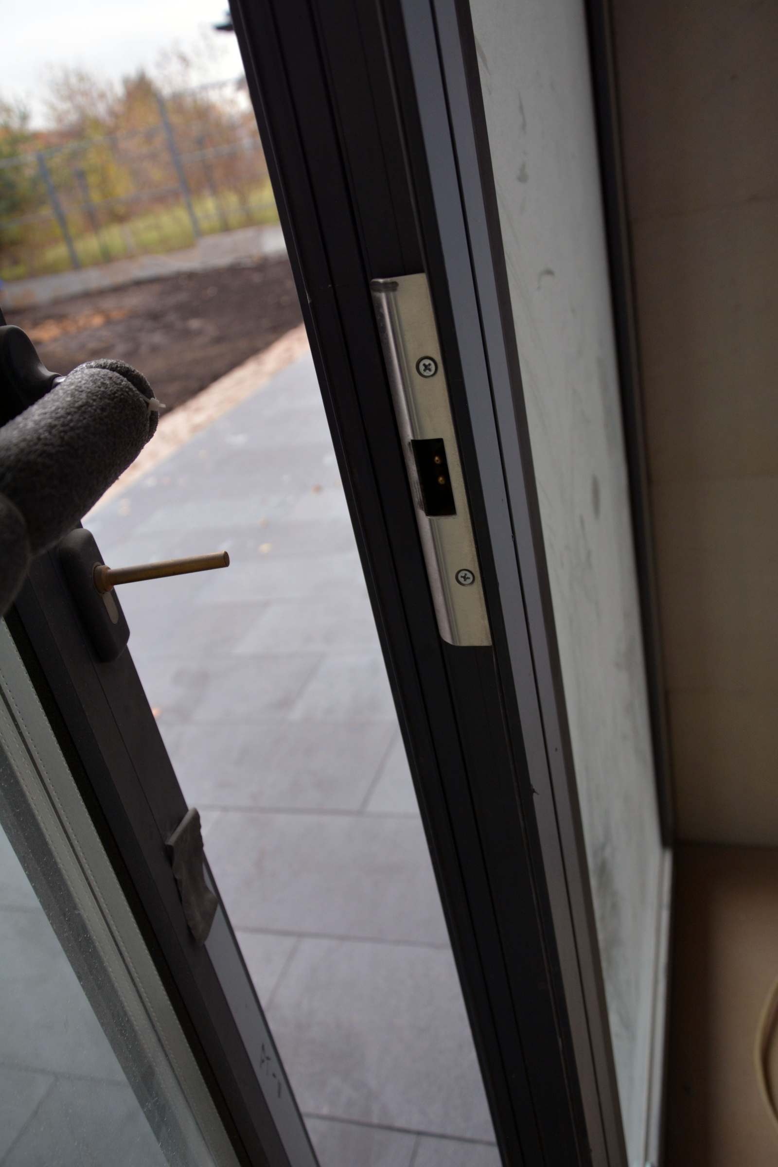 Электромеханический замок. В отверстии для язычка видны контакты питания Электромеханический замок. В отверстии для язычка видны контакты питания