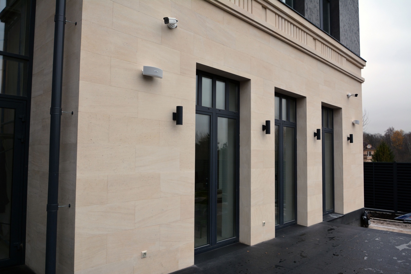 Двор дома. Можно видеть акустику, камеры, светильники Двор дома. Можно видеть акустику, камеры, светильники