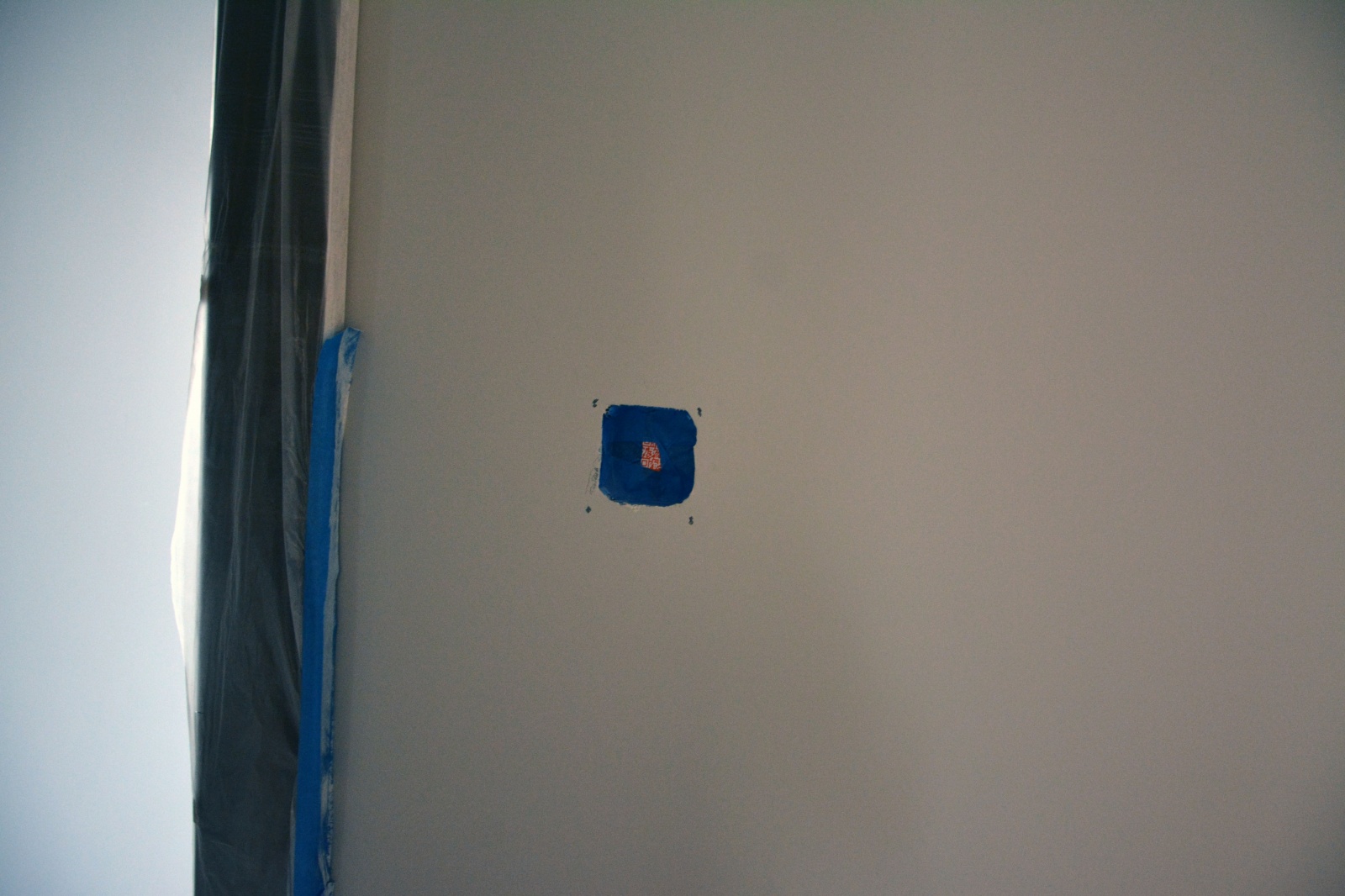 Здесь на этапе отделки спрятана индукционная зарядка iPad Здесь на этапе отделки спрятана индукционная зарядка iPad