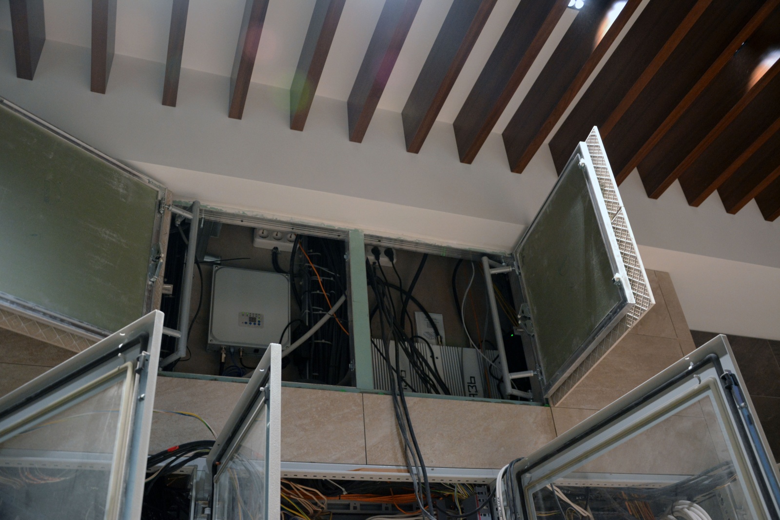 Вверху справа можно заметить модули усиления GSM Вверху справа можно заметить модули усиления GSM