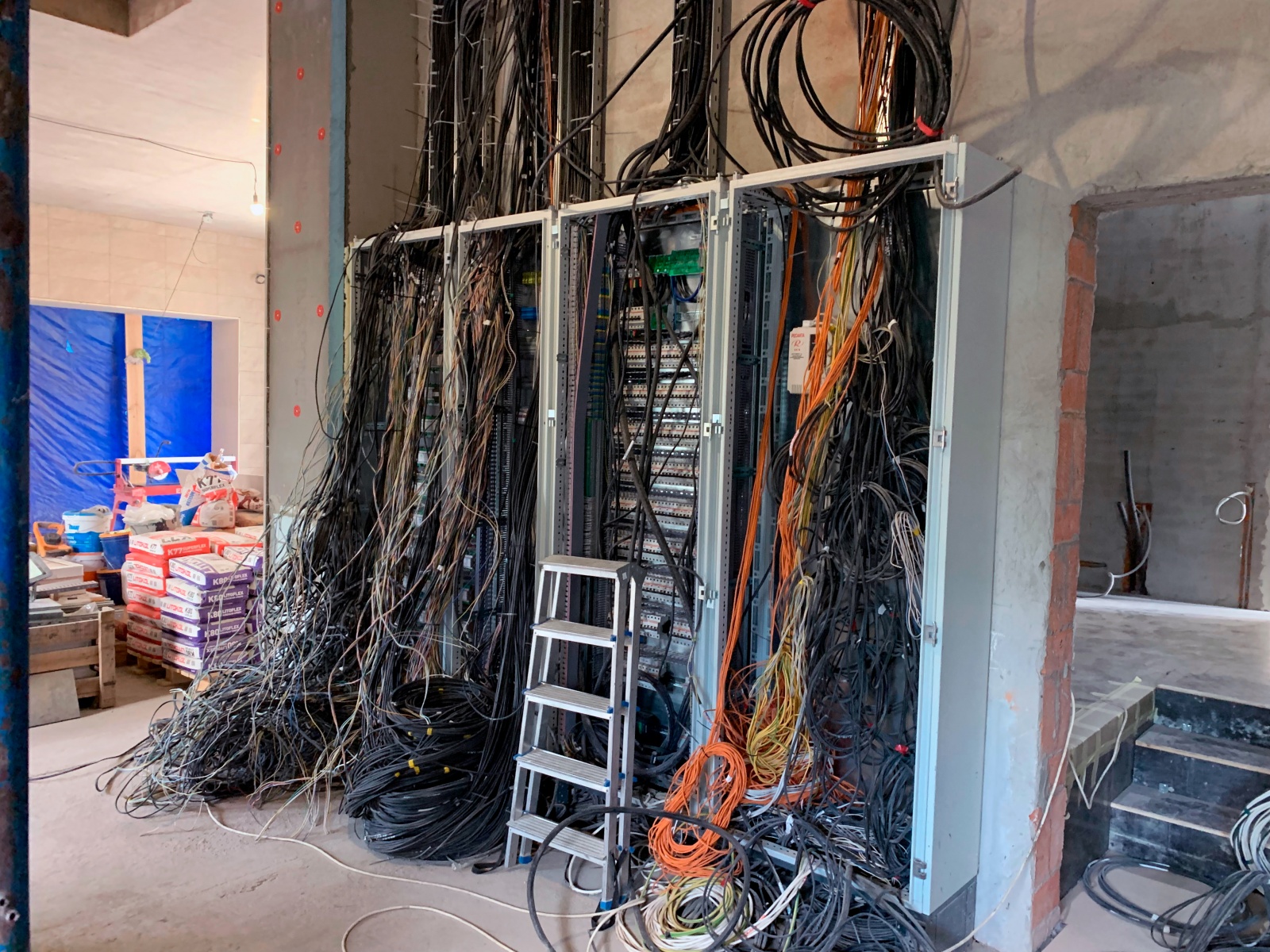 В процессе установки монтажных шкафов В процессе установки монтажных шкафов