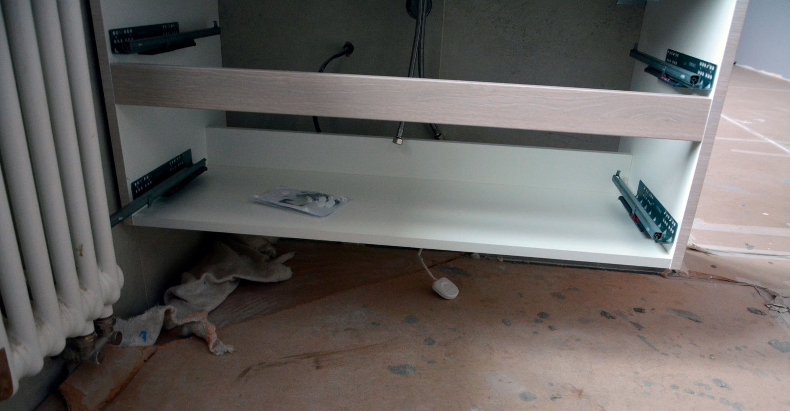 Один из датчиков протечки. Поверхность пола закрыта защитным слоем от повреждений. После снятия защиты датчик аккуратно и красиво будет лежать на полу — это будет выглядеть незаметно, если не наклониться, чтобы заглянуть под тумбу Один из датчиков протечки. Поверхность пола закрыта защитным слоем от повреждений. После снятия защиты датчик аккуратно и красиво будет лежать на полу — это будет выглядеть незаметно, если не наклониться, чтобы заглянуть под тумбу