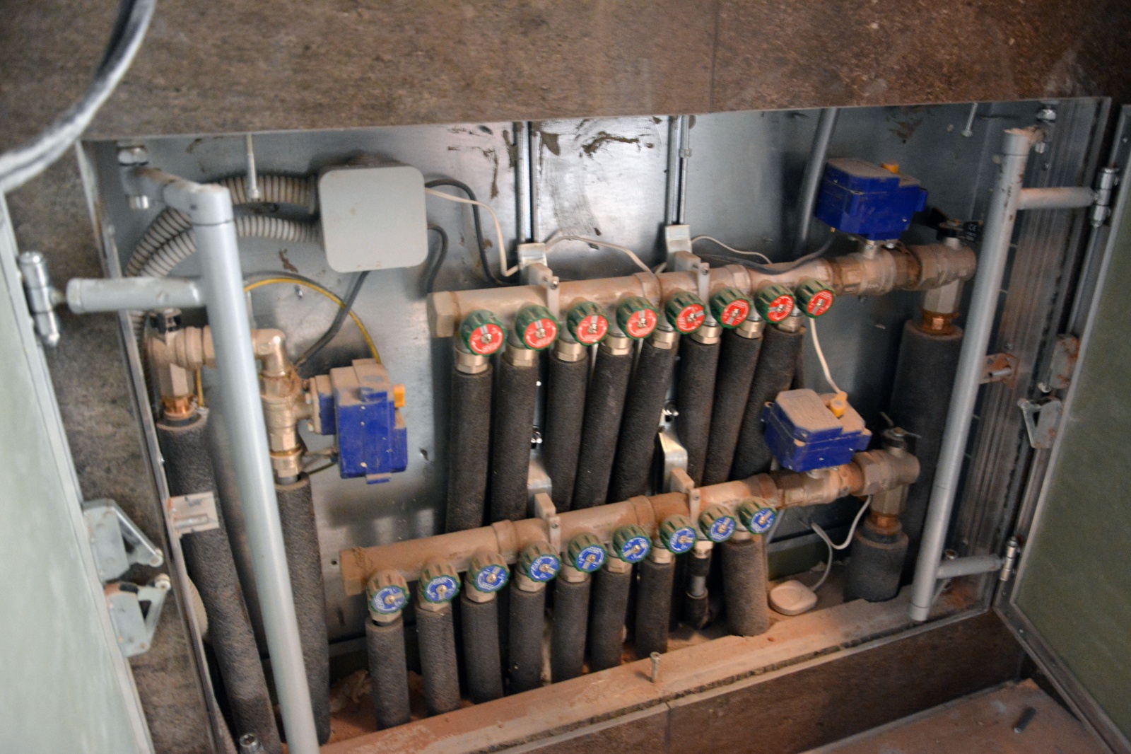 Синие коробочки — это приводы шаровых кранов, которые перекрывают подачу воды. Обратите внимание, что в стояке тоже есть датчик протечки, — это позволит своевременно обнаружить аварию при закрытых дверцах Синие коробочки — это приводы шаровых кранов, которые перекрывают подачу воды. Обратите внимание, что в стояке тоже есть датчик протечки, — это позволит своевременно обнаружить аварию при закрытых дверцах