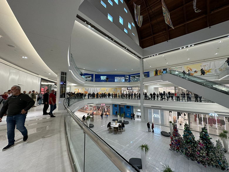 Новейший магазин Apple вызвал ажиотаж: поклонники сформировали огромную очередь - 1 Новейший магазин Apple вызвал ажиотаж: поклонники сформировали огромную очередь