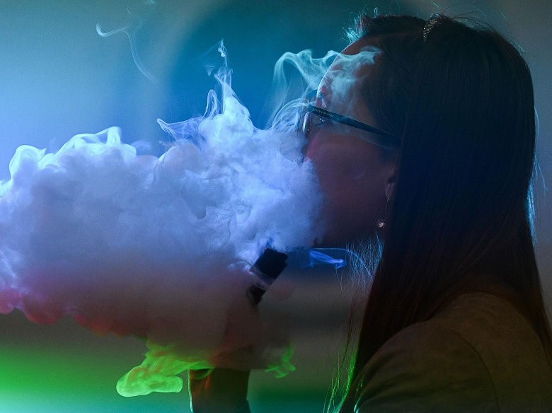 В России предложили запретить продажу электронных сигарет через интернет