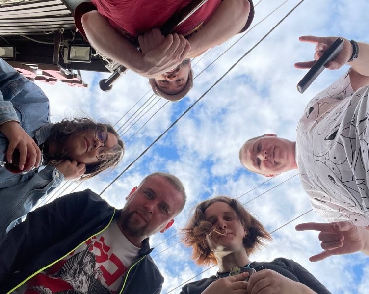 По часовой стрелке, начиная с парня в белой футболке: denis-19, ancotir, Boomburum, hello_hella и IgnatChuker По часовой стрелке, начиная с парня в белой футболке: denis-19, ancotir, Boomburum, hello_hella и IgnatChuker