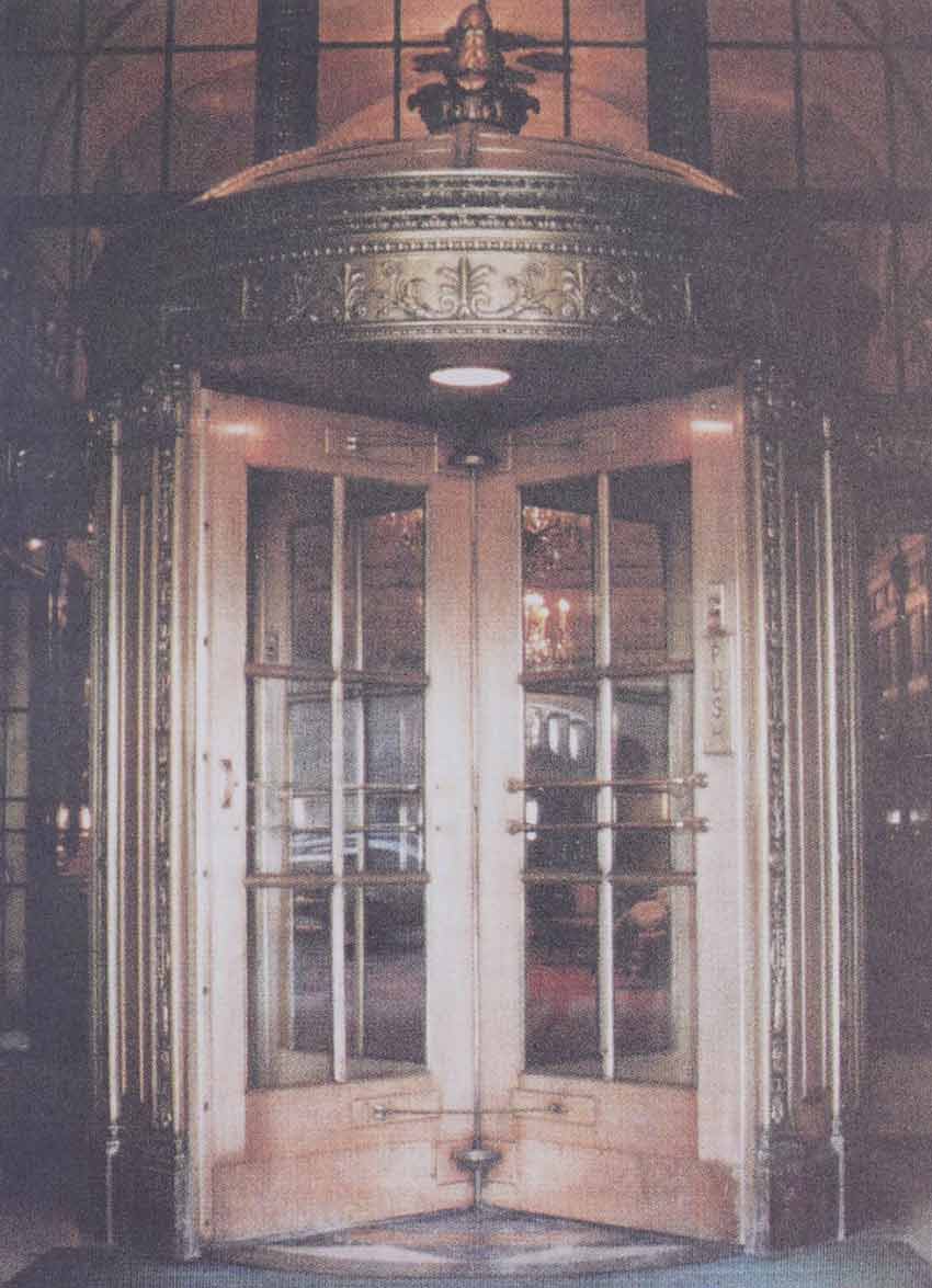 Отель «Сент-Реджис», Нью-Йорк, 1911 год, вид изнутри. Автоматически складывающаяся дверь Ван Каннеля. Стены, софит и карниз выполнены из литой бронзы и украшены ручной чеканкой.