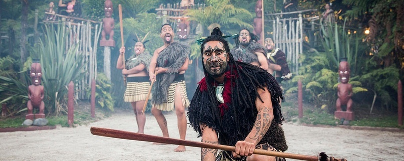 Воины маори. Реконструкция для развлечения туристов Воины маори. Реконструкция для развлечения туристов