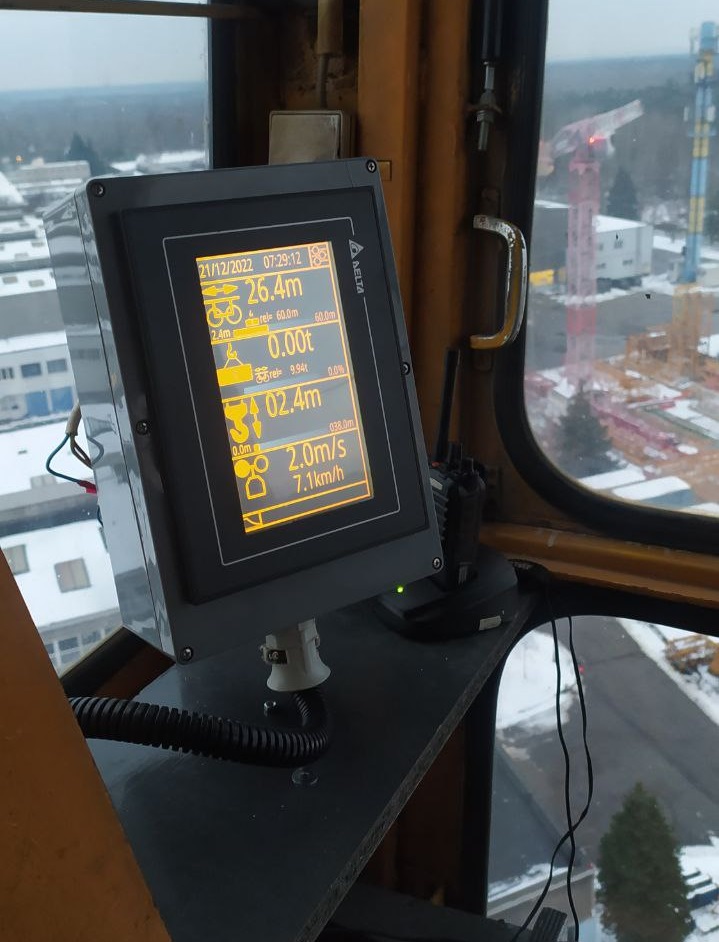 Экран системы мониторинга, установленный в кабине башенного крана.