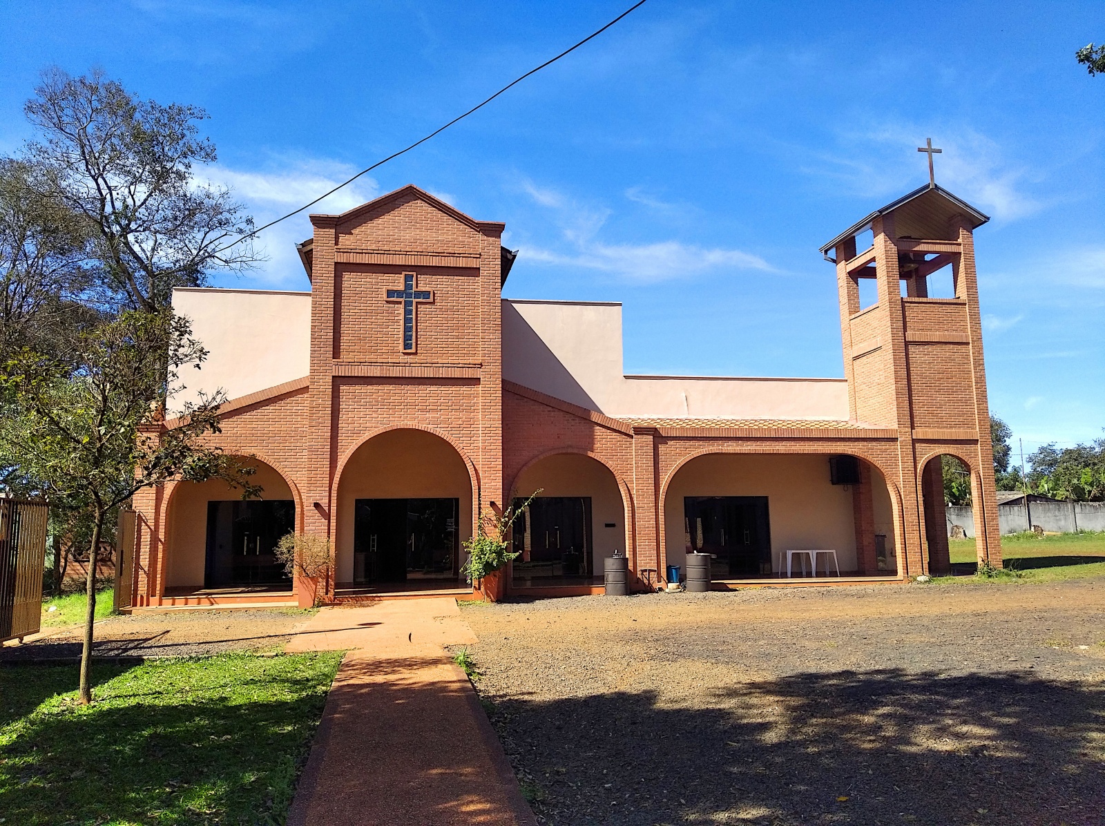 Монастырь капуцинов на окраине Сьюдад-дель-Эсте, второго по величине города Парагвая. Капуцины - это католический монашеский орден. По субботам здесь бесплатно кормят детей. Раз в месяц детям лечат зубы и дают необходимые лекарства. Опять же, бесплатно.