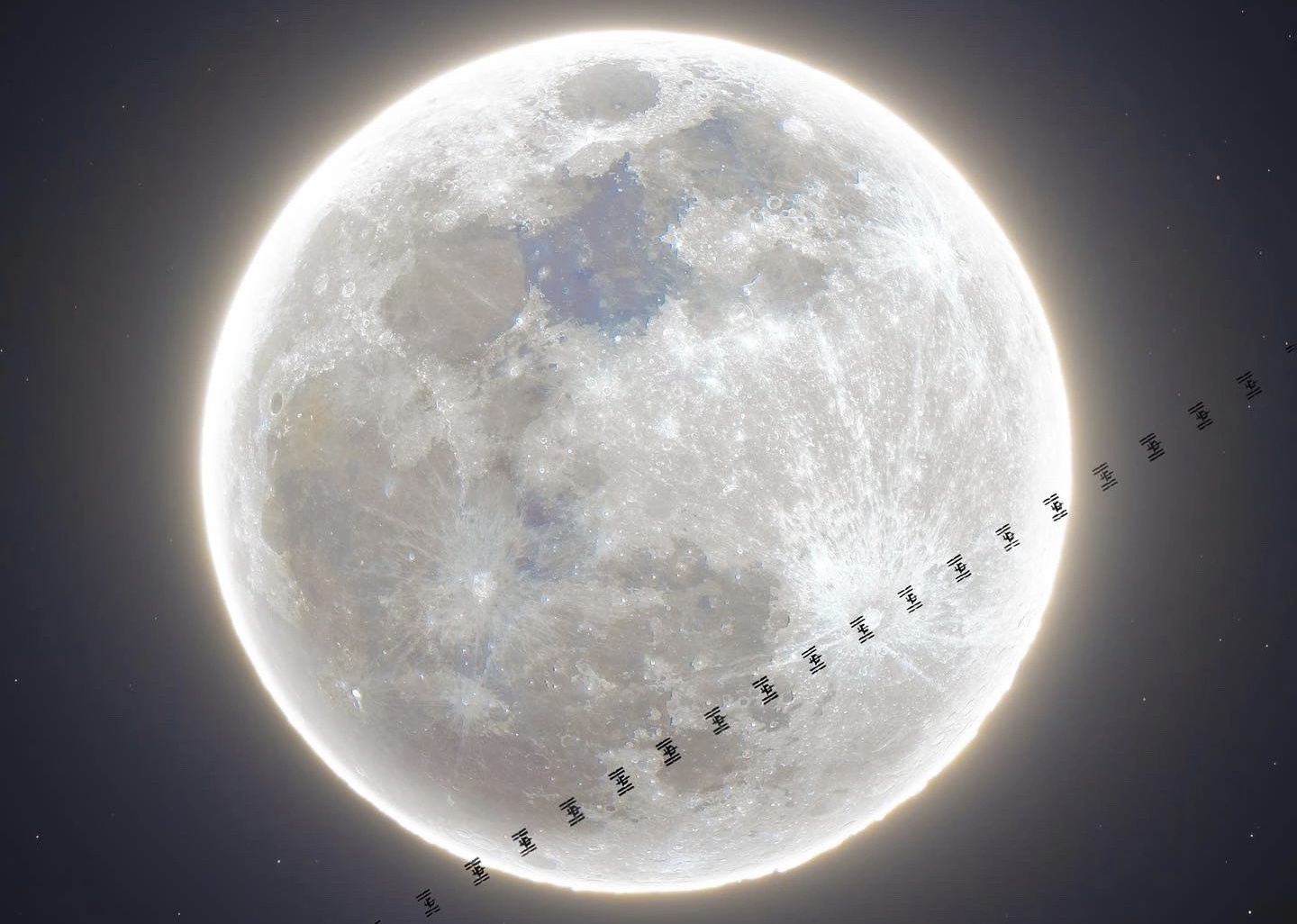 Снимок астрофотографа Рами Аммоуна: «МКС встречает волчью Луну»: https://www.instagram.com/p/CnHbotnuZxS/?igshid=NTdlMDg3MTY=