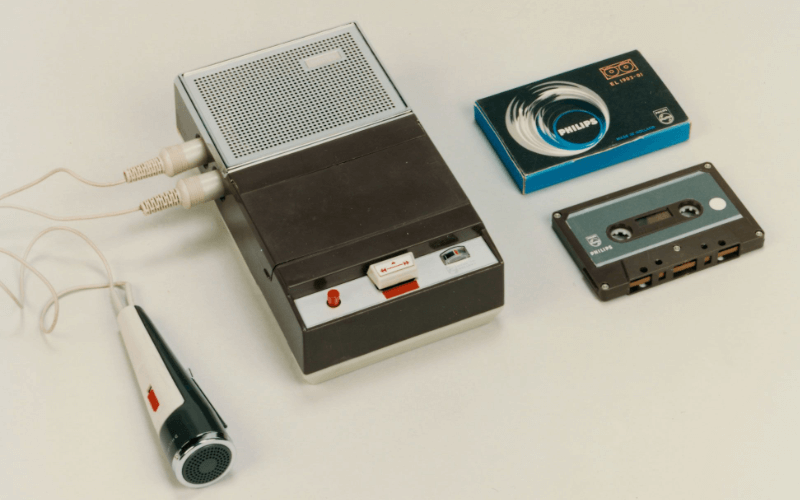 Модель EL 3300 и первые аудиокассеты компании Philips