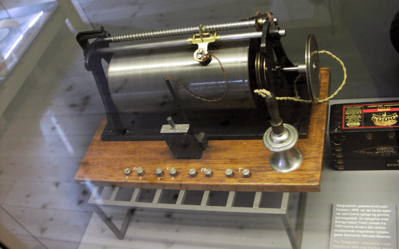 Первый телеграфон Паульсена — для записи используется обычная телефонная трубка
