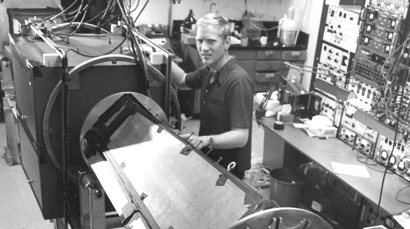 Джон Клаузер во время второго эксперимента по квантовой запутанности в Калифорнийском университете в 1976 году