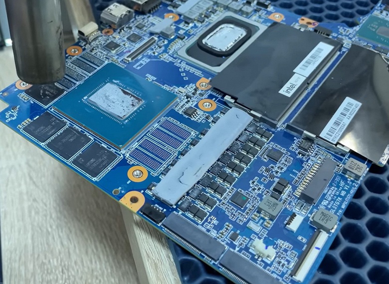 Российский видеоблогер и ремонтник Виктор aka VIK-on доработал мобильный ускоритель GeForce RTX 3060 Laptop, добавив ему ещё 6 ГБ памяти - 1 Российский видеоблогер и ремонтник Виктор aka VIK-on доработал мобильный ускоритель GeForce RTX 3060 Laptop, добавив ему ещё 6 ГБ памяти