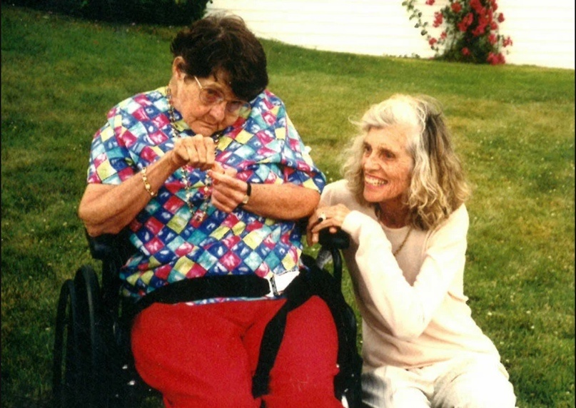 Розмари Кеннеди (слева) с сестрой Юнис Кеннеди Шрайвер
