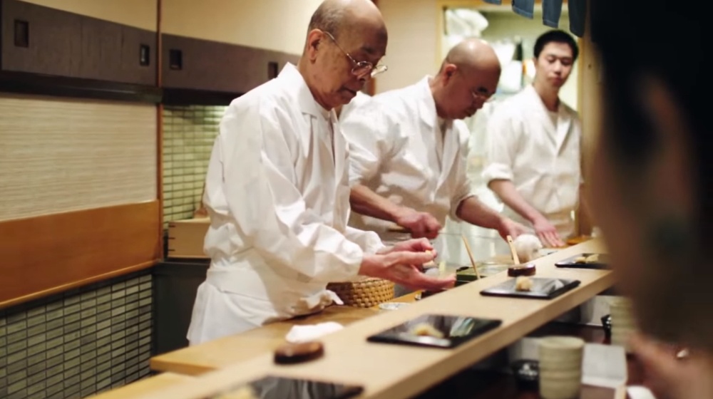 Дзиро Оно в своем ресторане. Кадр из фильма. Дзиро Оно в своем ресторане. Кадр из фильма.