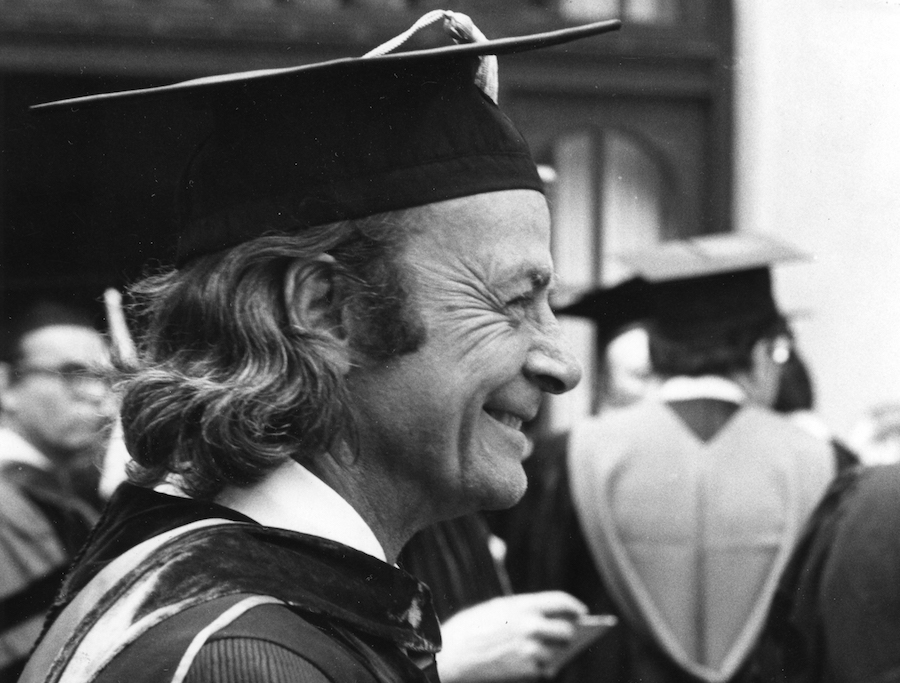 Ричард Фейнман на выпускной церемонии Калифорнийского технологического института