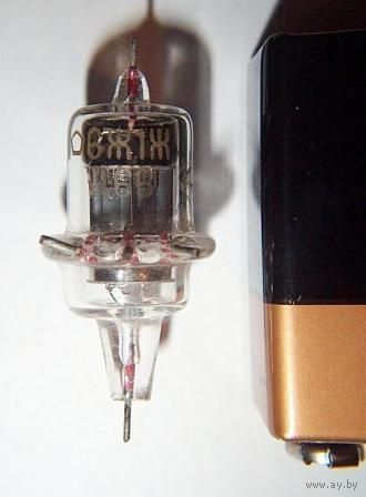 Миниатюрный пентод в сравнении с батарейкой типоразмера "Крона"