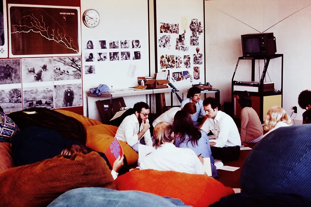 Члены исследовательской группы Xerox PARC по обучению, включая Алана Кея [с усами, самый дальний от камеры] и Адель Голдберг [слева от Кея, русые волосы, наклоняется вперед], встречаются в знаменитой «комнате с мешками». Алан Кей