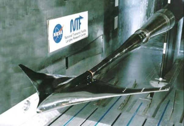 Модель BWB-800 на хвостовой державке в аэродинамической трубе NTF