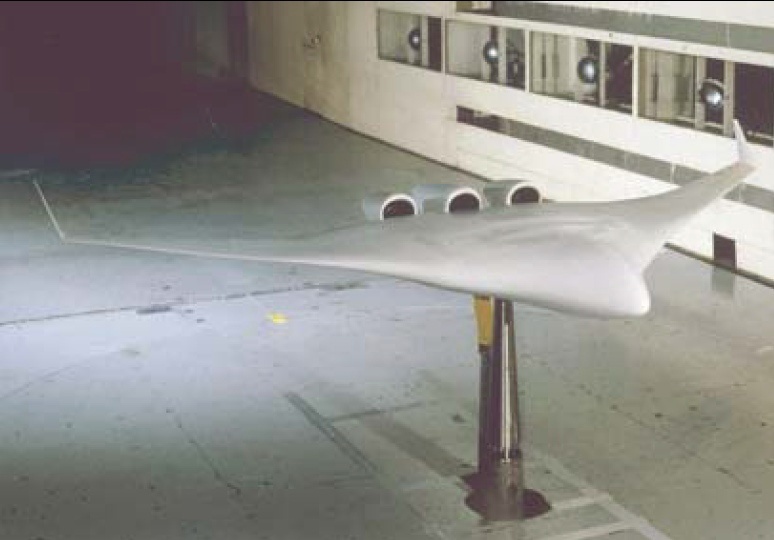 Модель BWB-800 с имитацией протока на пилонной державке в аэродинамической трубе 14х22 фута