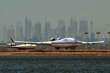 Попмеховский «Боинг-797» вальсирует на фоне мегаполиса