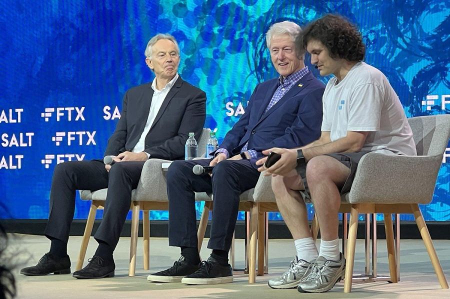 Крипто-саммит на Багамах: посмотрите, какой Сэм Бэнкман-Фрид тут пусечка в шортиках – рядом с Тони Блэром и Биллом Клинтоном в деловых костюмах он смотрится, кхм, неоднозначно  