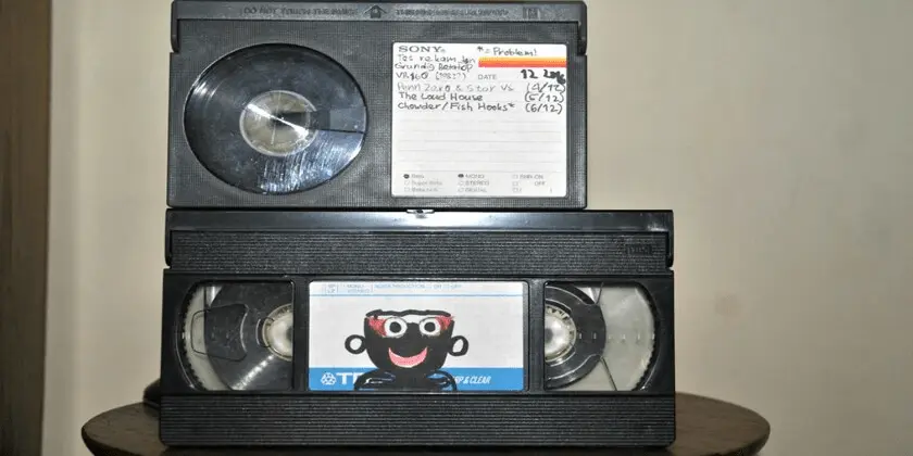 Сверху - Betamax, снизу - привычная нам всем "вэ-ха-эс-ка".   