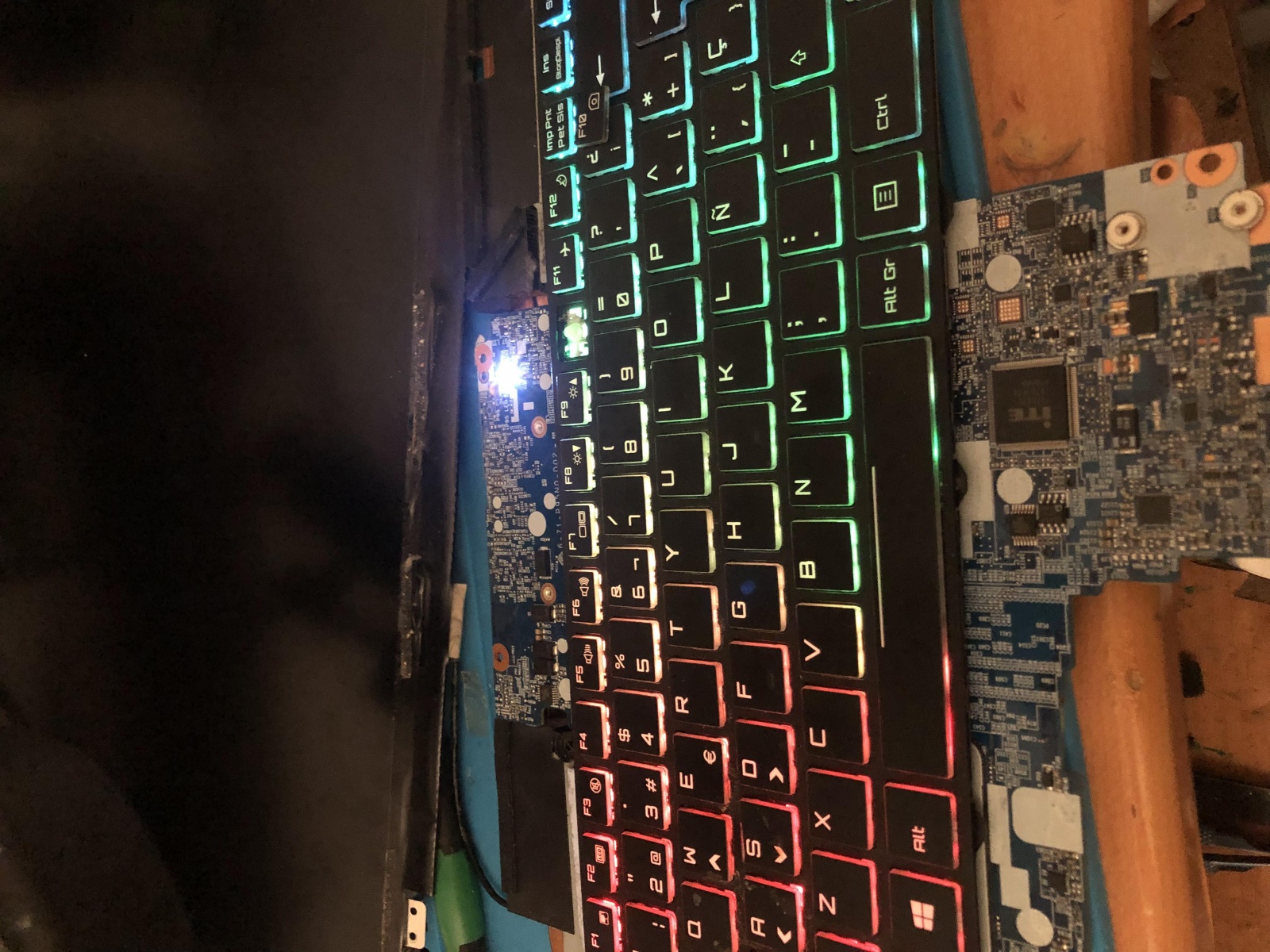 Ремонт игрового ноутбука с прогаром в плате без схемы: возвращаем к жизни «похороненный» сервисными центрами CLEVO P970 - 18 Ремонт игрового ноутбука с прогаром в плате без схемы: возвращаем к жизни «похороненный» сервисными центрами CLEVO P970 - 18