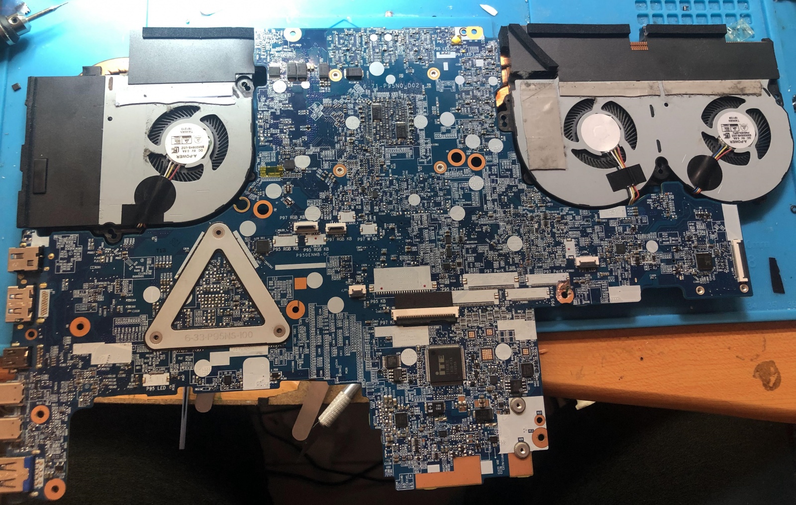 Ремонт игрового ноутбука с прогаром в плате без схемы: возвращаем к жизни «похороненный» сервисными центрами CLEVO P970 - 6 Ремонт игрового ноутбука с прогаром в плате без схемы: возвращаем к жизни «похороненный» сервисными центрами CLEVO P970 - 6